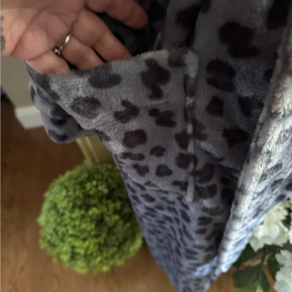 Sonoma Gray Leopard Print Women's Robe - Picture 4 of 8